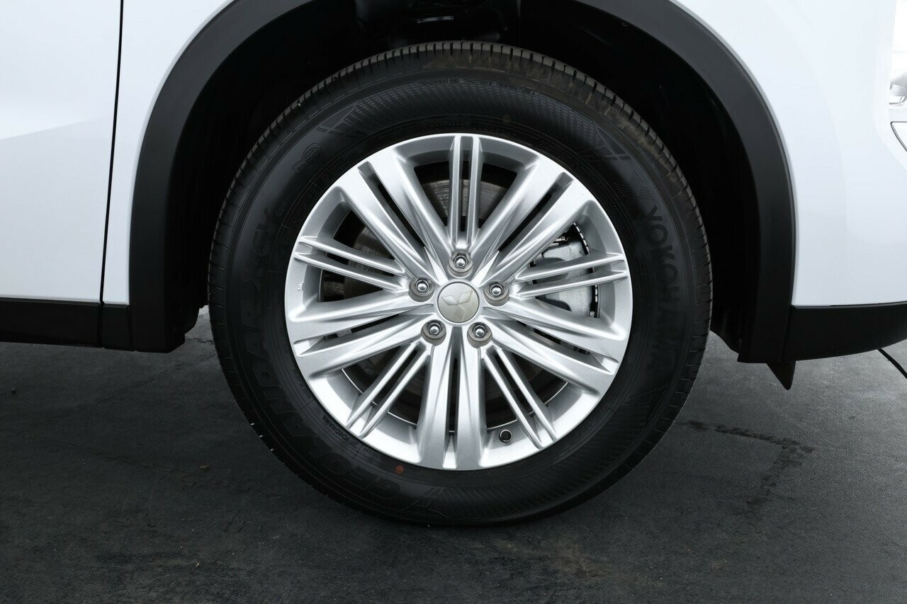 Mitsubishi Outlander image 4