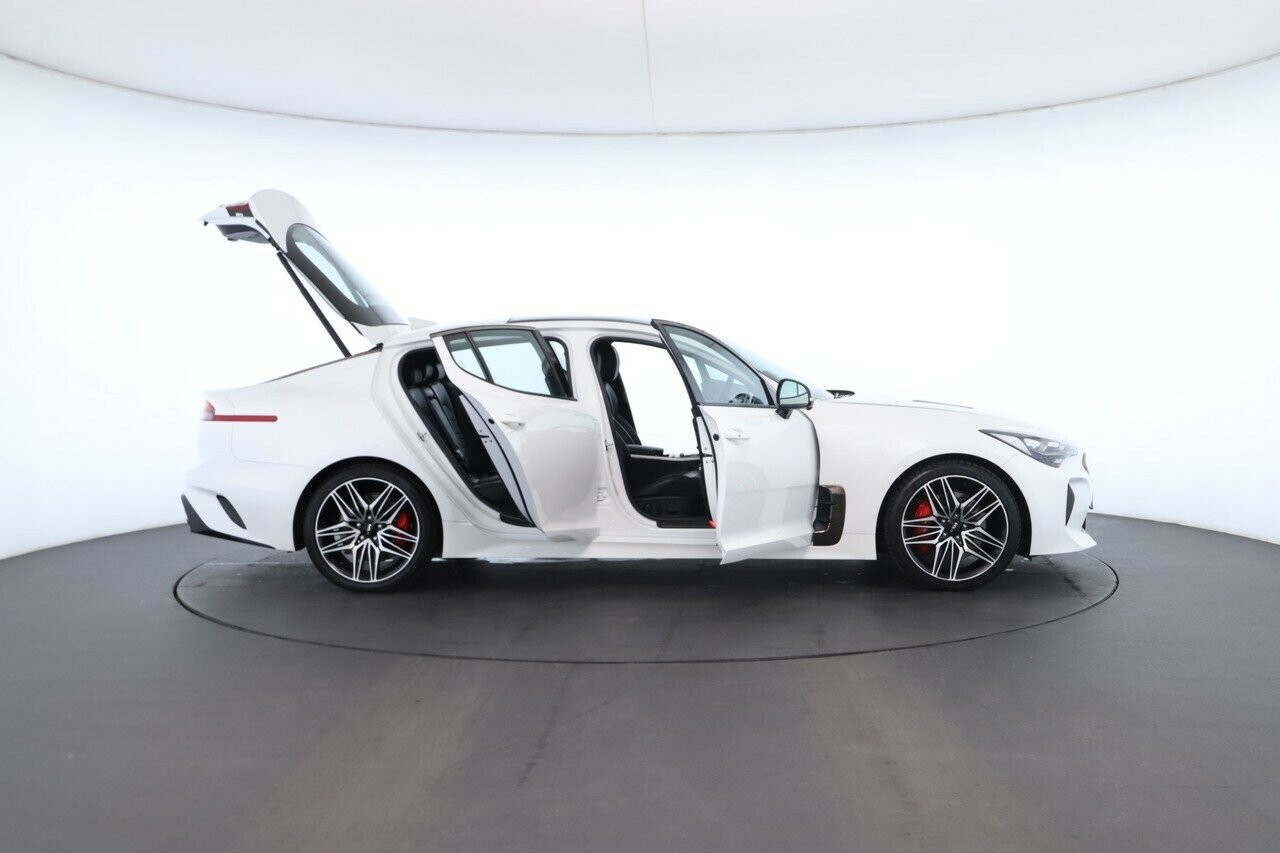 Kia Stinger image 2
