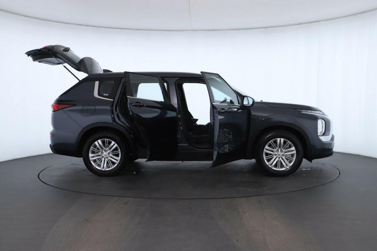 Mitsubishi Outlander image 2