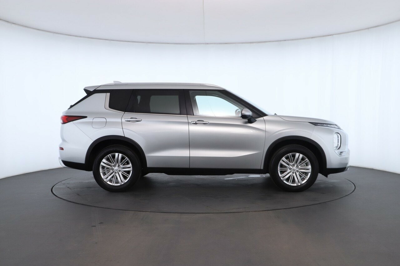 Mitsubishi Outlander image 3