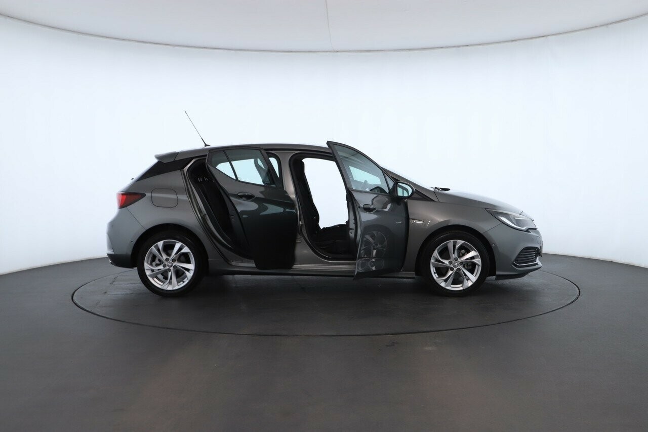 Holden Astra image 2