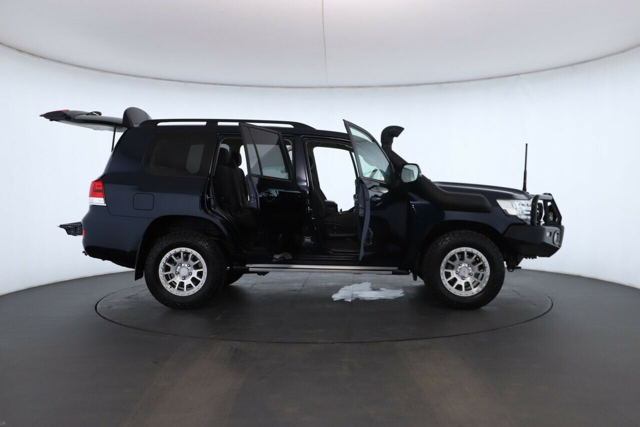 Toyota Landcruiser image 2