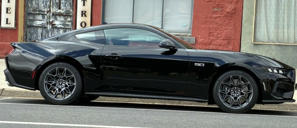 Ford Mustang image 1