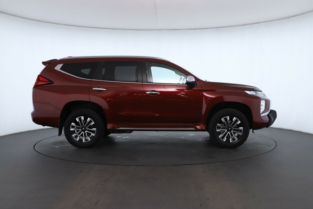 Mitsubishi Pajero Sport image 3