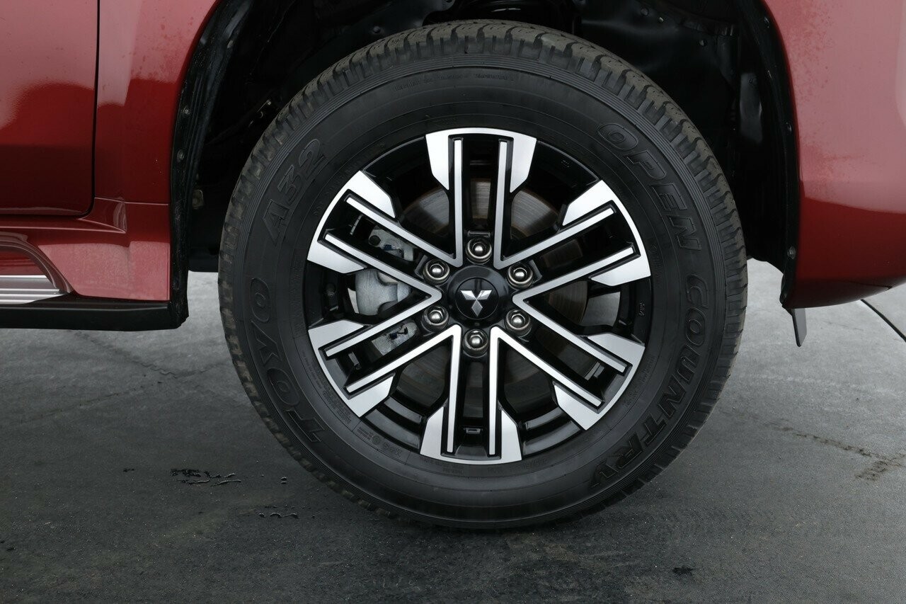 Mitsubishi Pajero Sport image 4