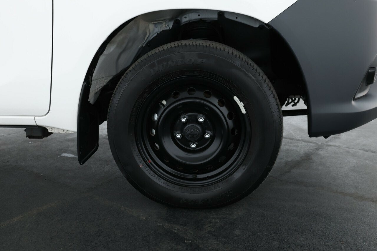 Toyota Hilux image 2