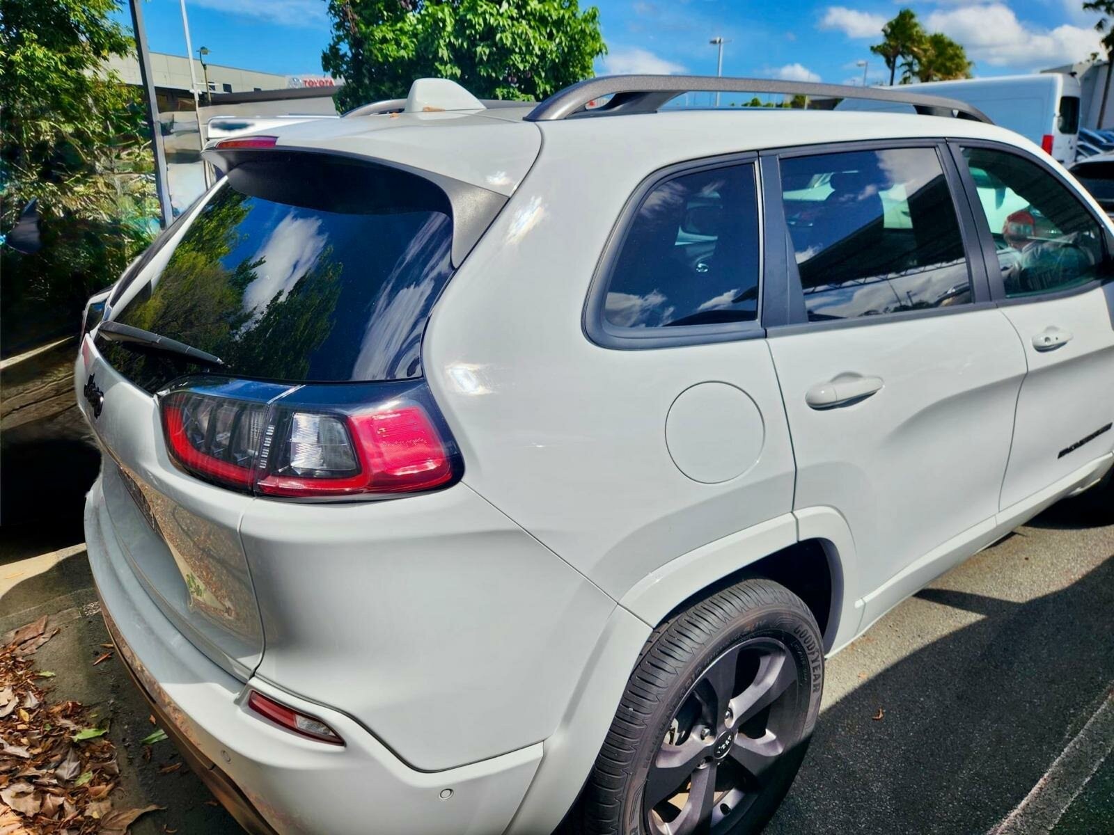 Jeep Cherokee image 3