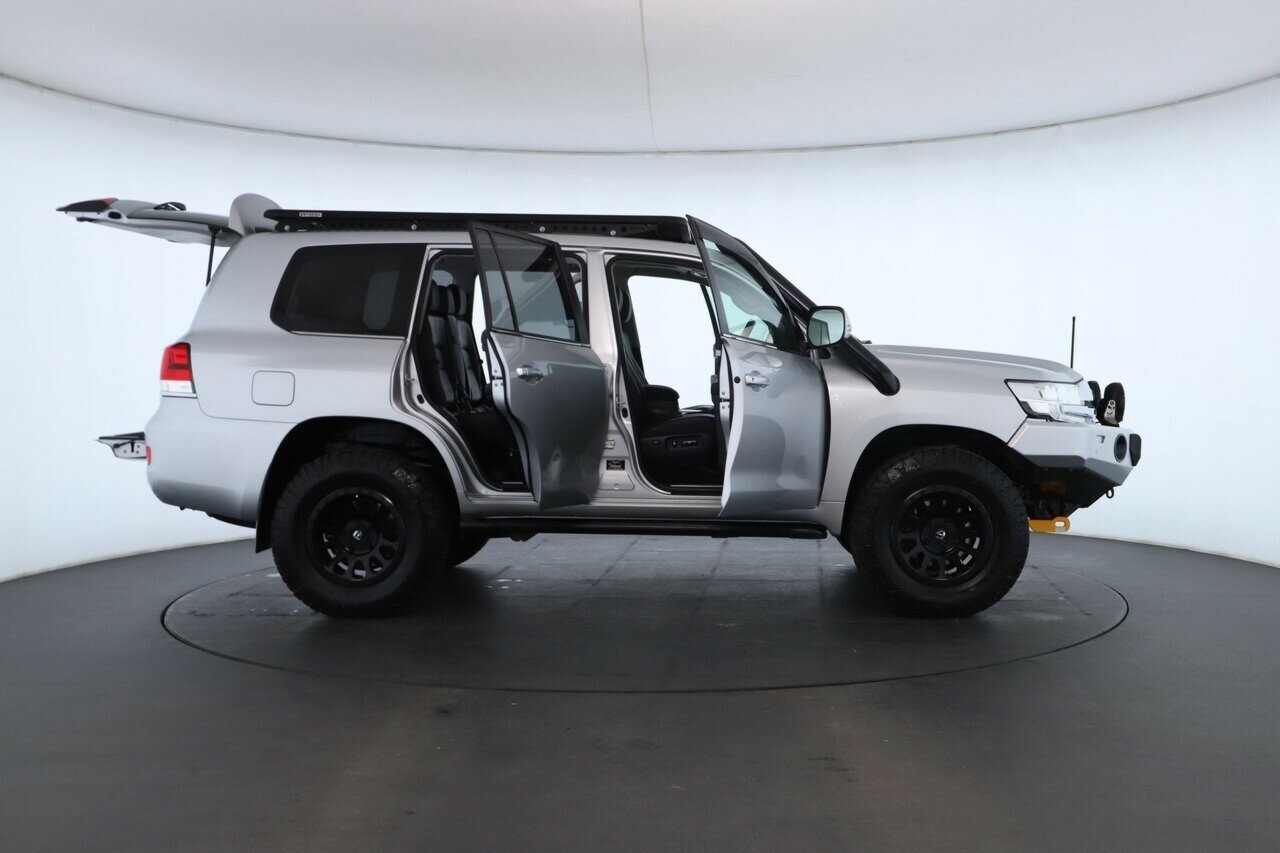 Toyota Landcruiser image 2