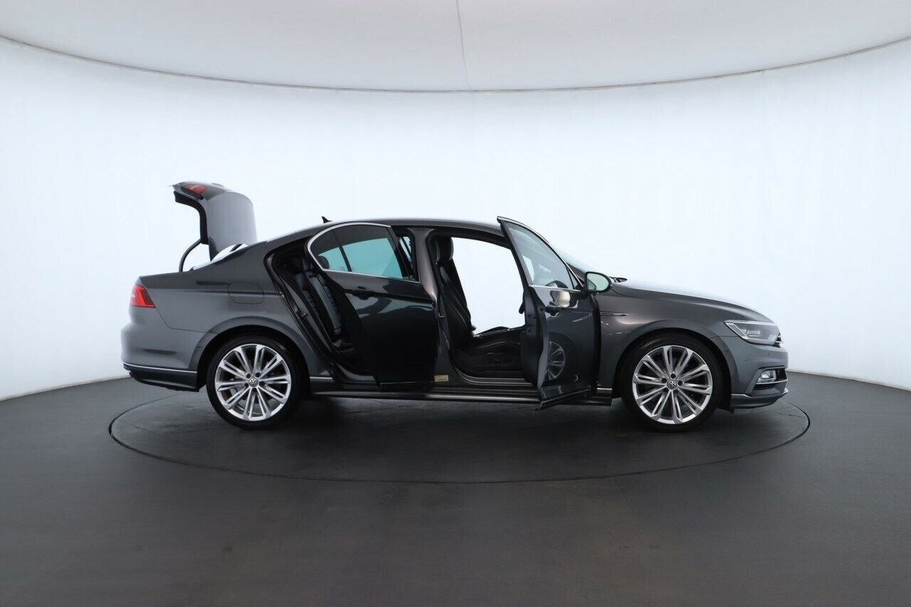 Volkswagen Passat image 2