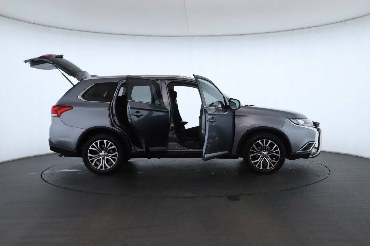 Mitsubishi Outlander image 2