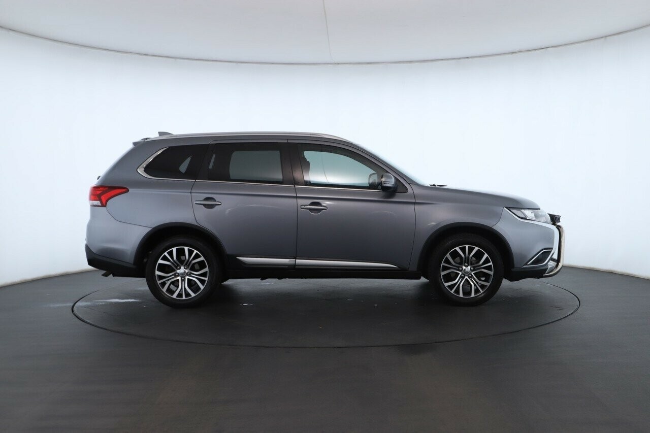 Mitsubishi Outlander image 3