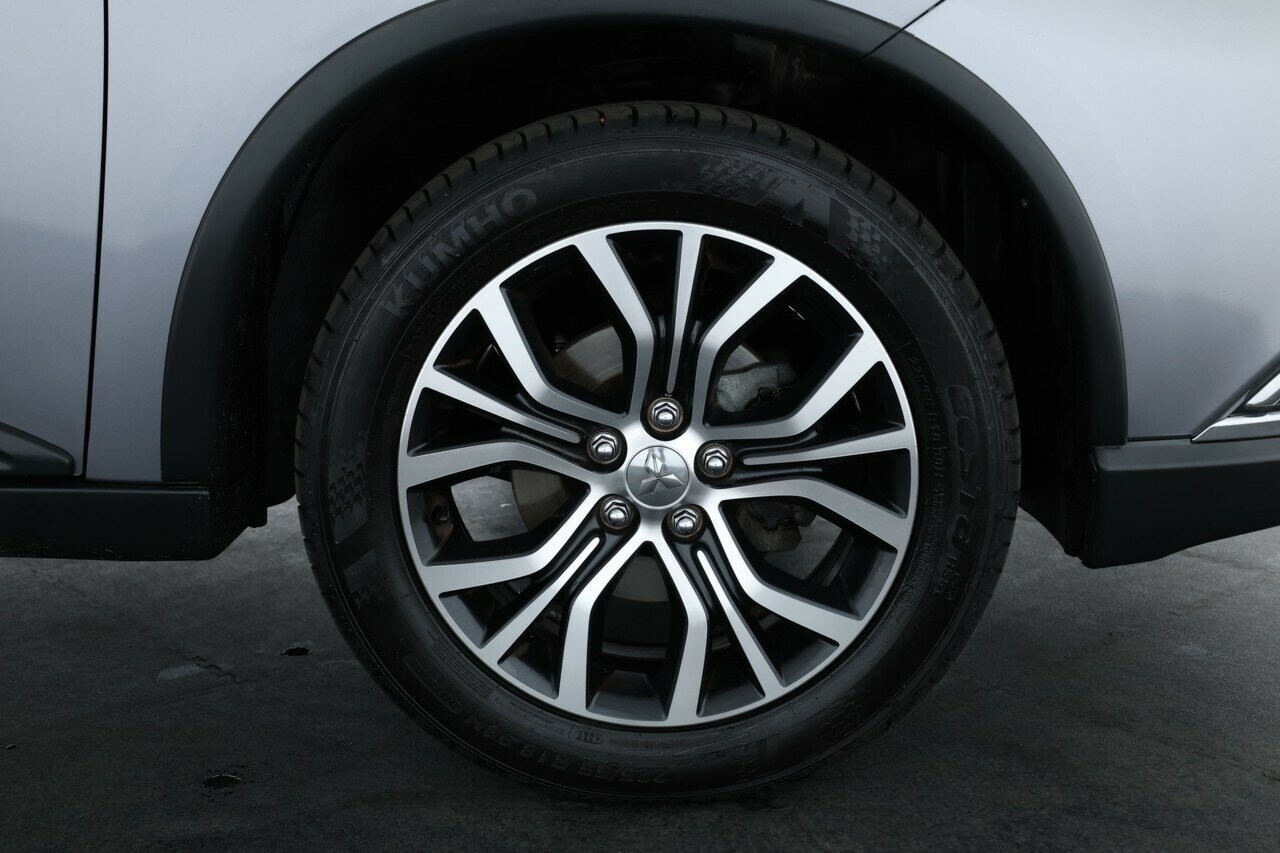Mitsubishi Outlander image 4