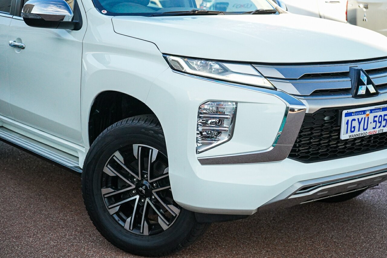Mitsubishi Pajero Sport image 2