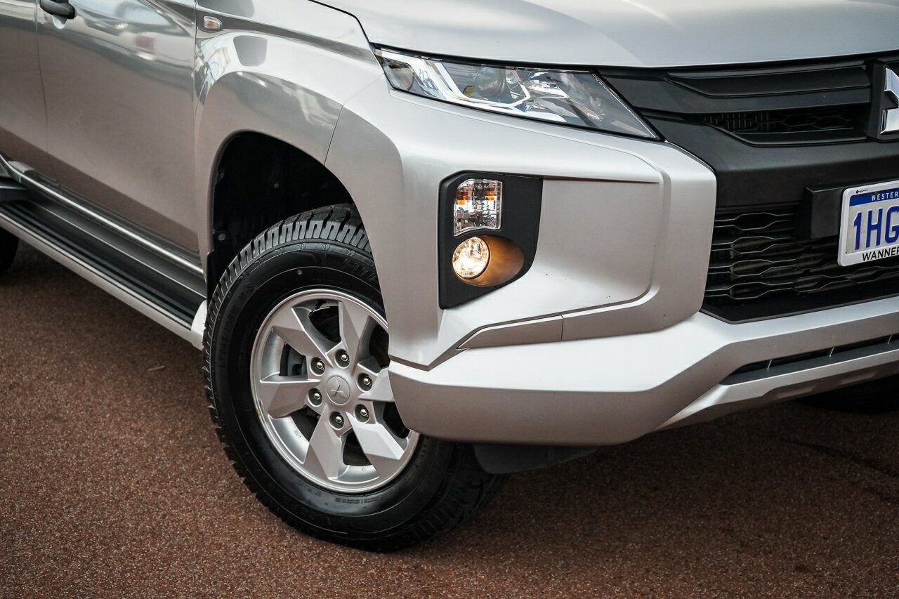 Mitsubishi Triton image 2