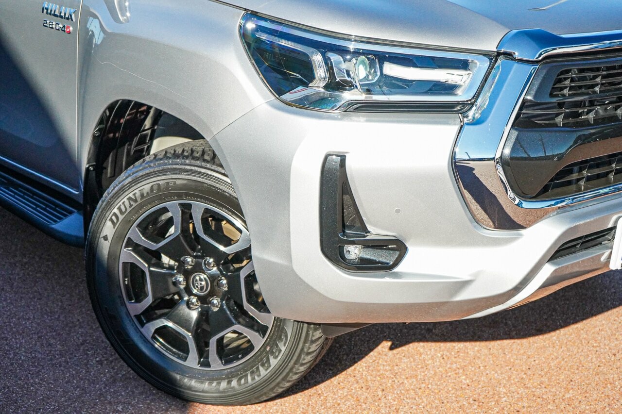 Toyota Hilux image 2