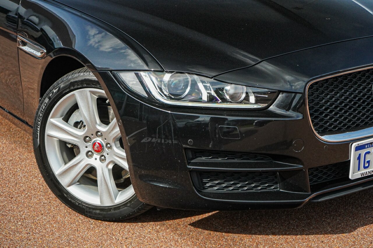 Jaguar Xe image 2