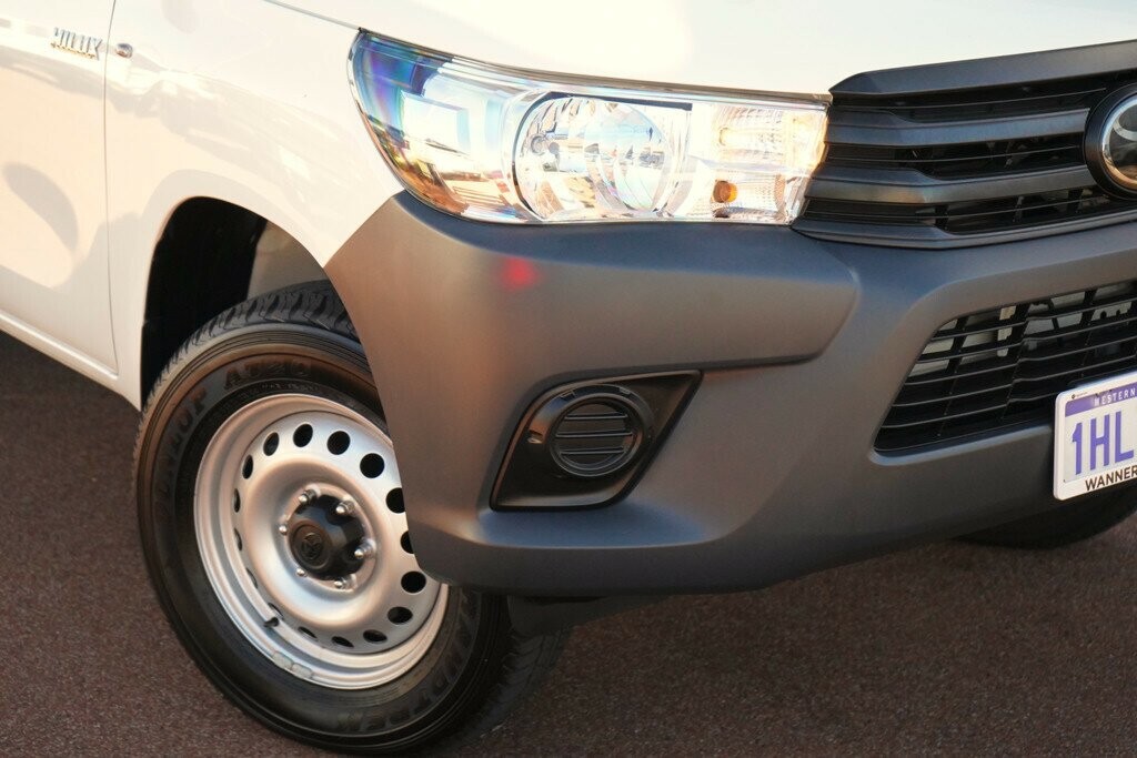 Toyota Hilux image 2