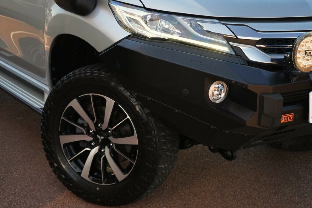 Mitsubishi Pajero Sport image 2