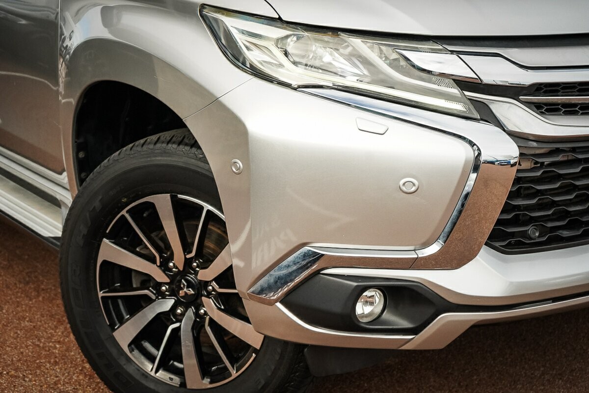 Mitsubishi Pajero Sport image 2