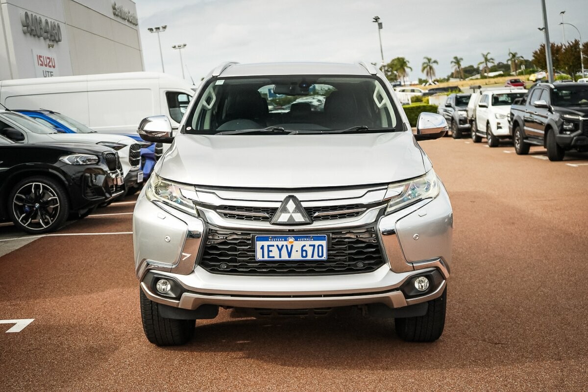 Mitsubishi Pajero Sport image 3