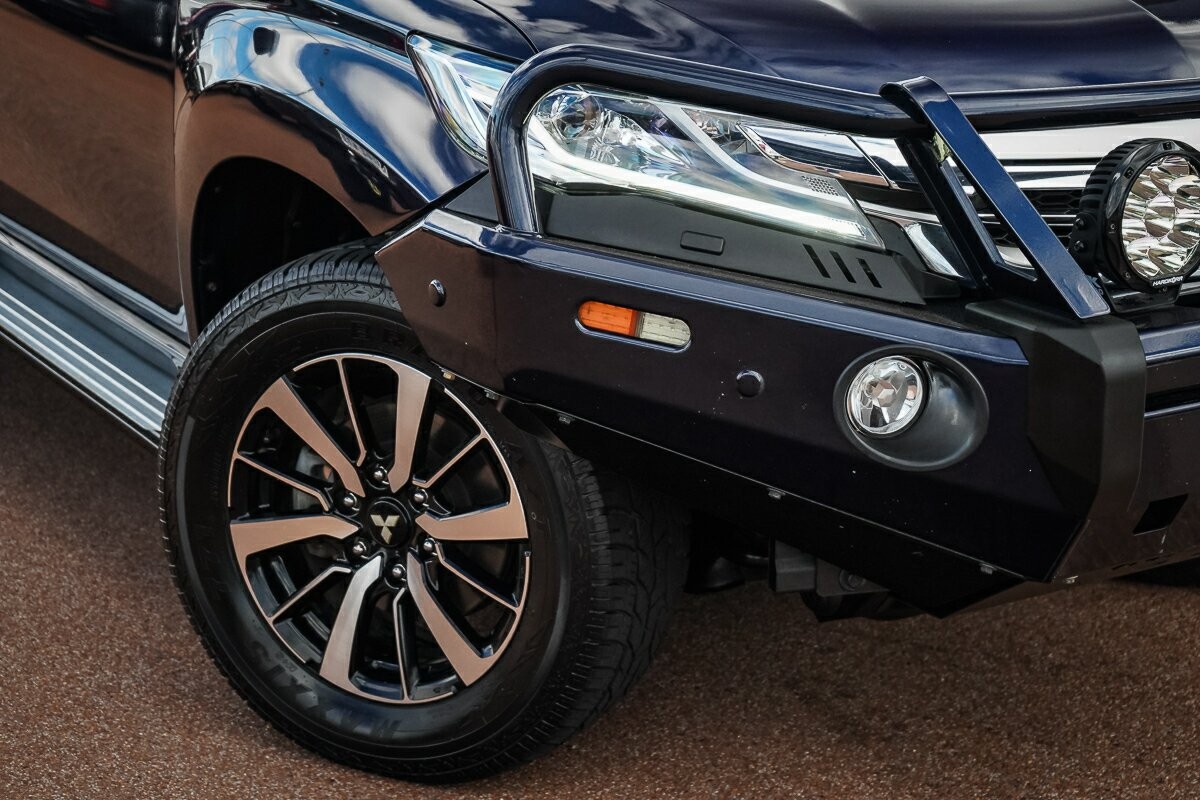 Mitsubishi Pajero Sport image 2