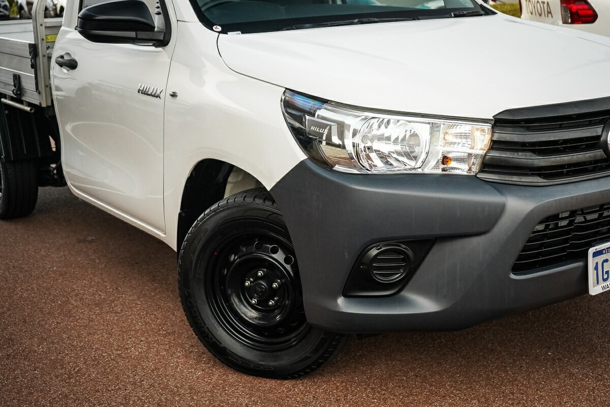 Toyota Hilux image 2