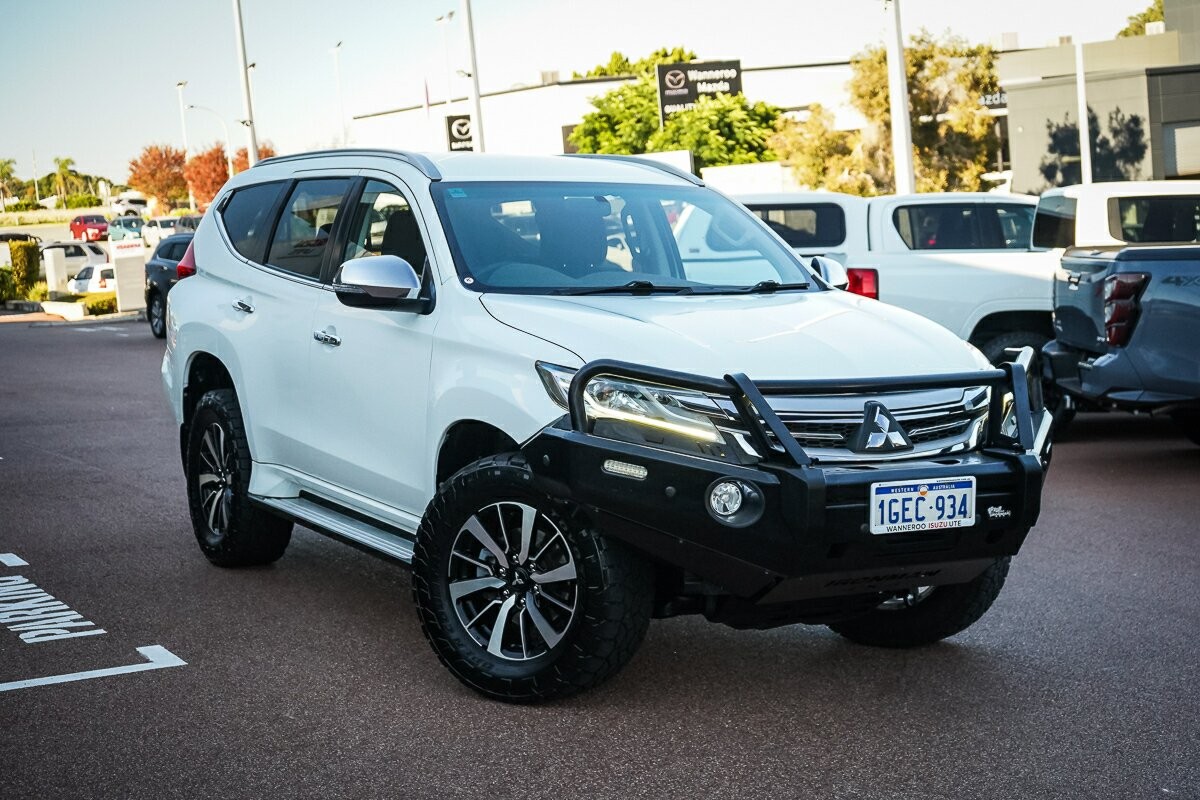 Mitsubishi Pajero Sport image 1