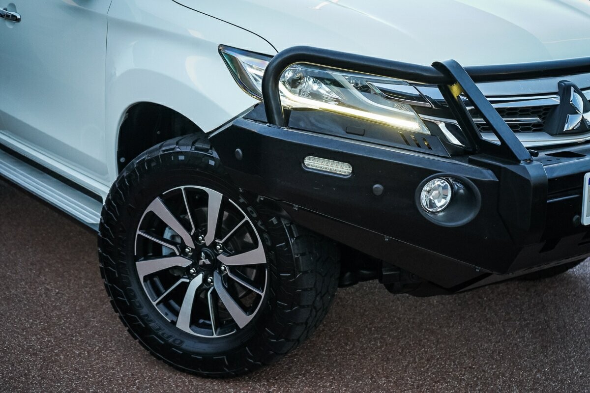 Mitsubishi Pajero Sport image 2
