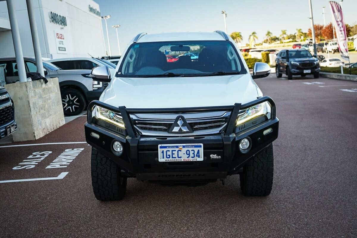 Mitsubishi Pajero Sport image 3