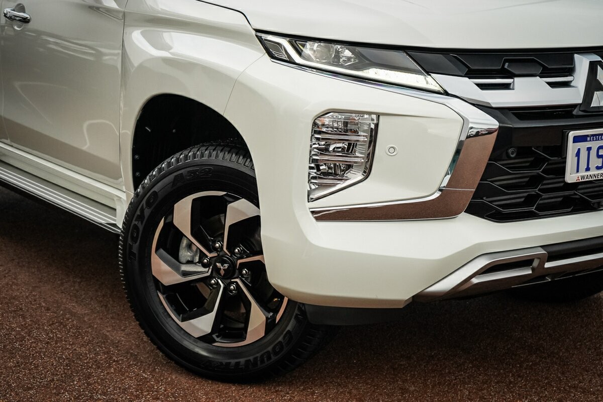 Mitsubishi Pajero Sport image 2
