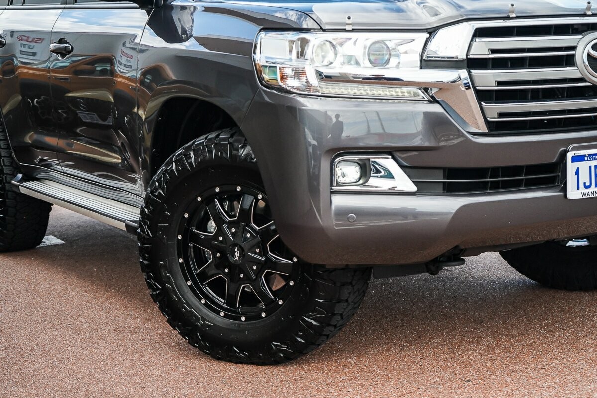 Toyota Landcruiser image 2