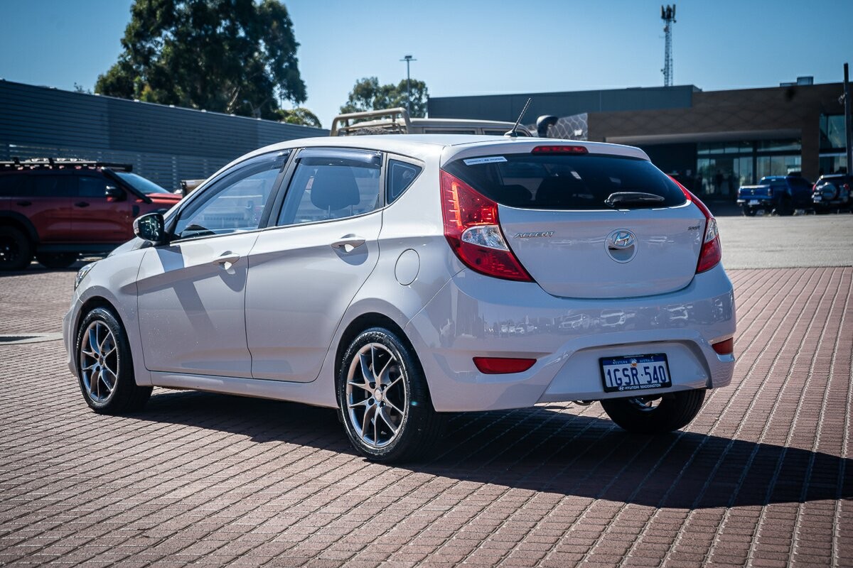 Hyundai Accent image 4