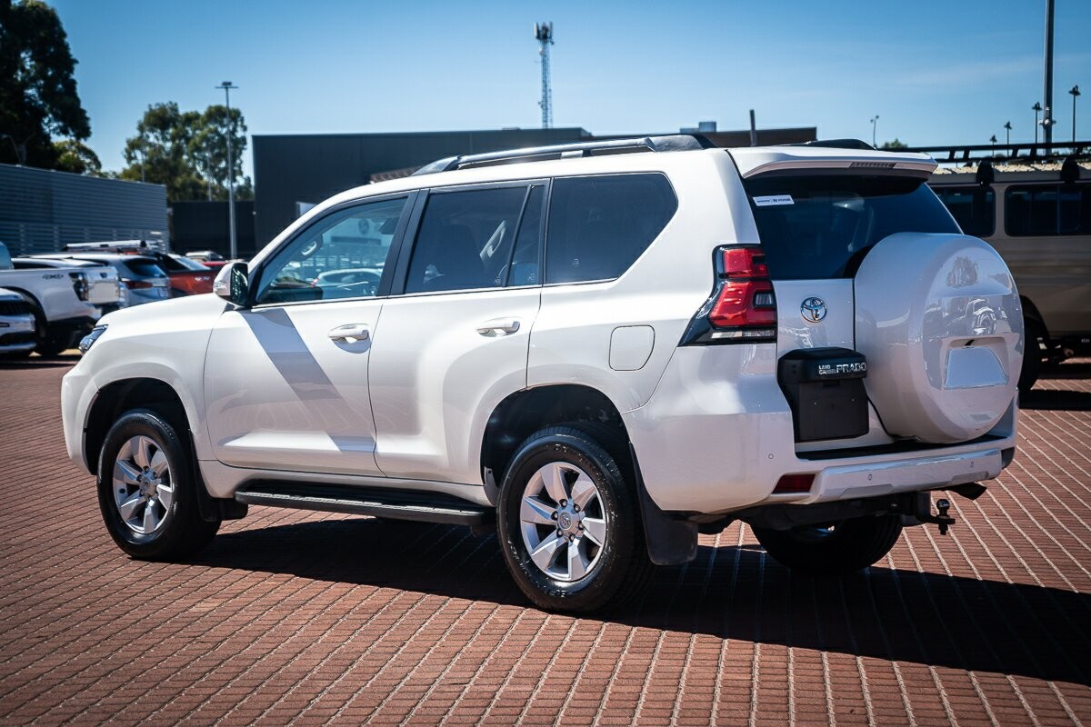 Toyota Landcruiser Prado image 4