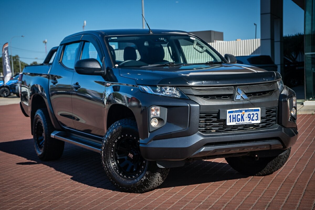 Mitsubishi Triton image 1