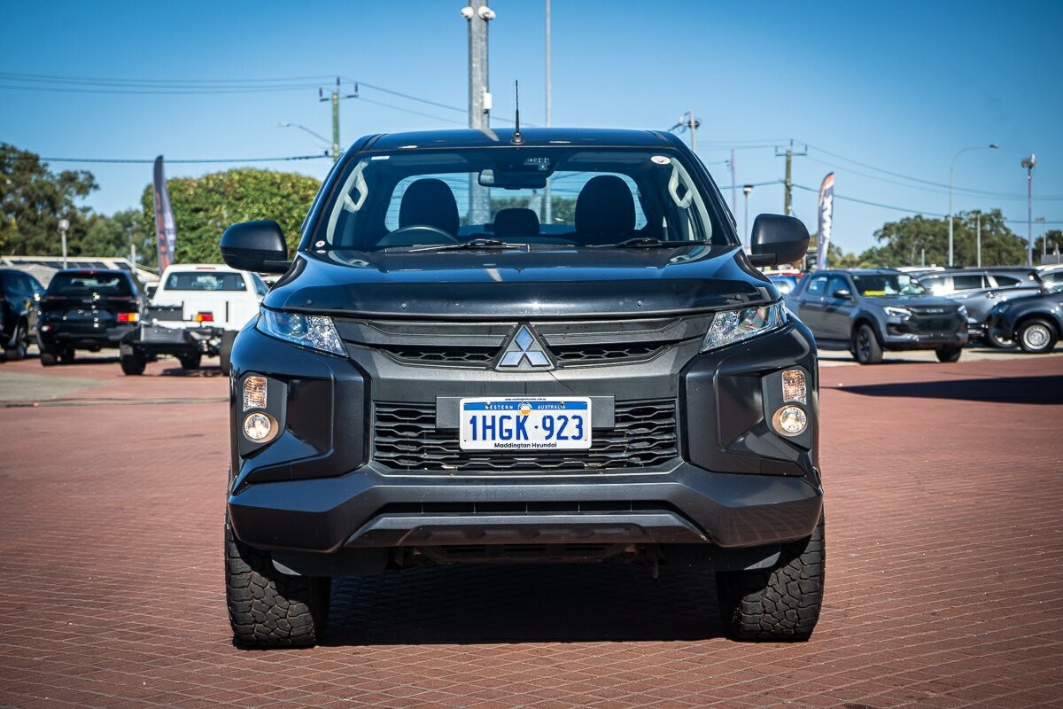 Mitsubishi Triton image 2