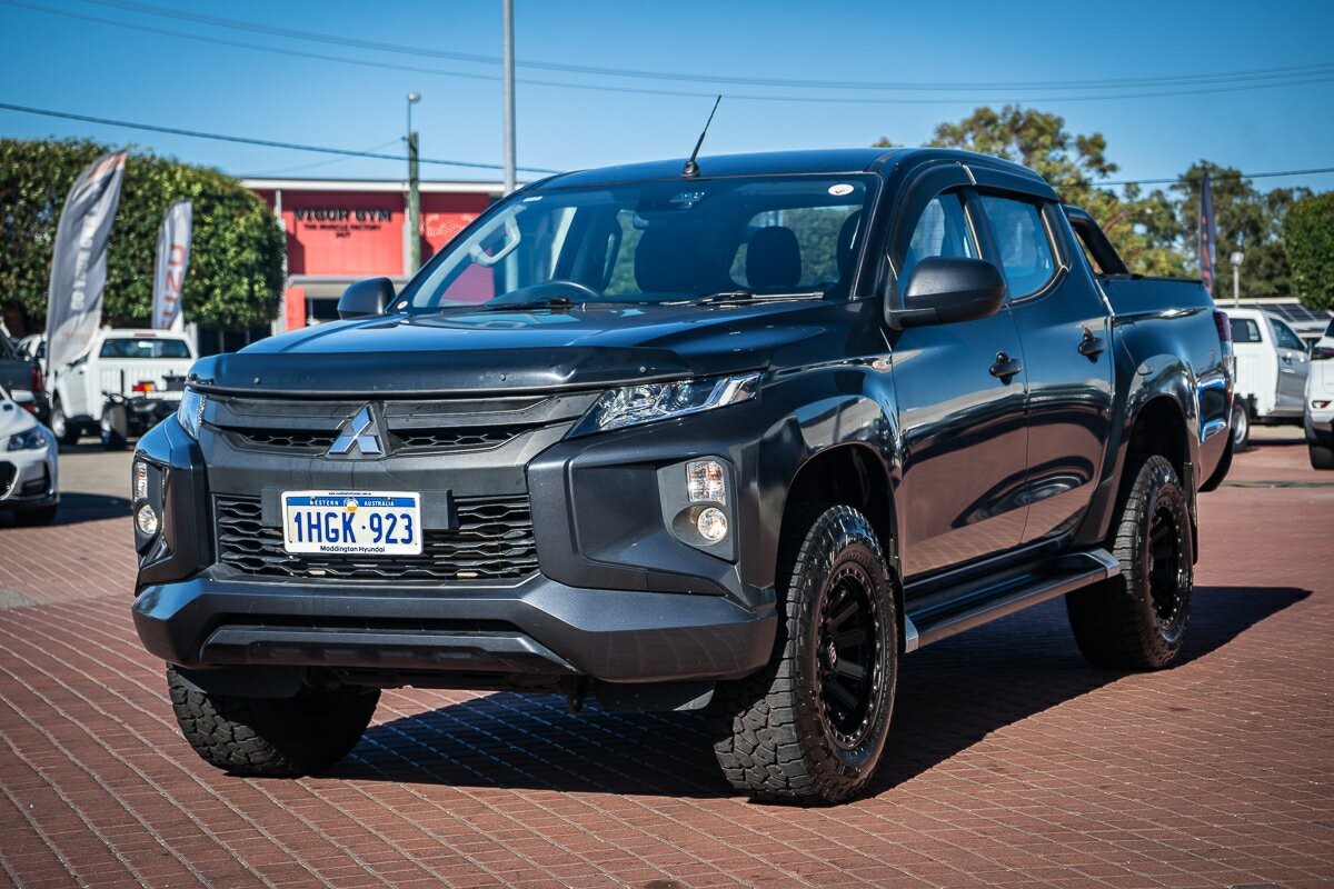 Mitsubishi Triton image 3