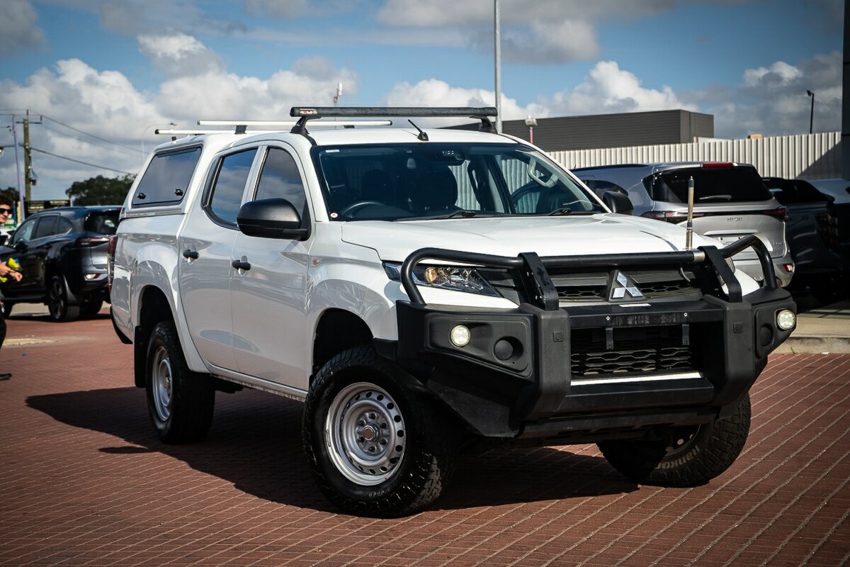 Mitsubishi Triton image 1