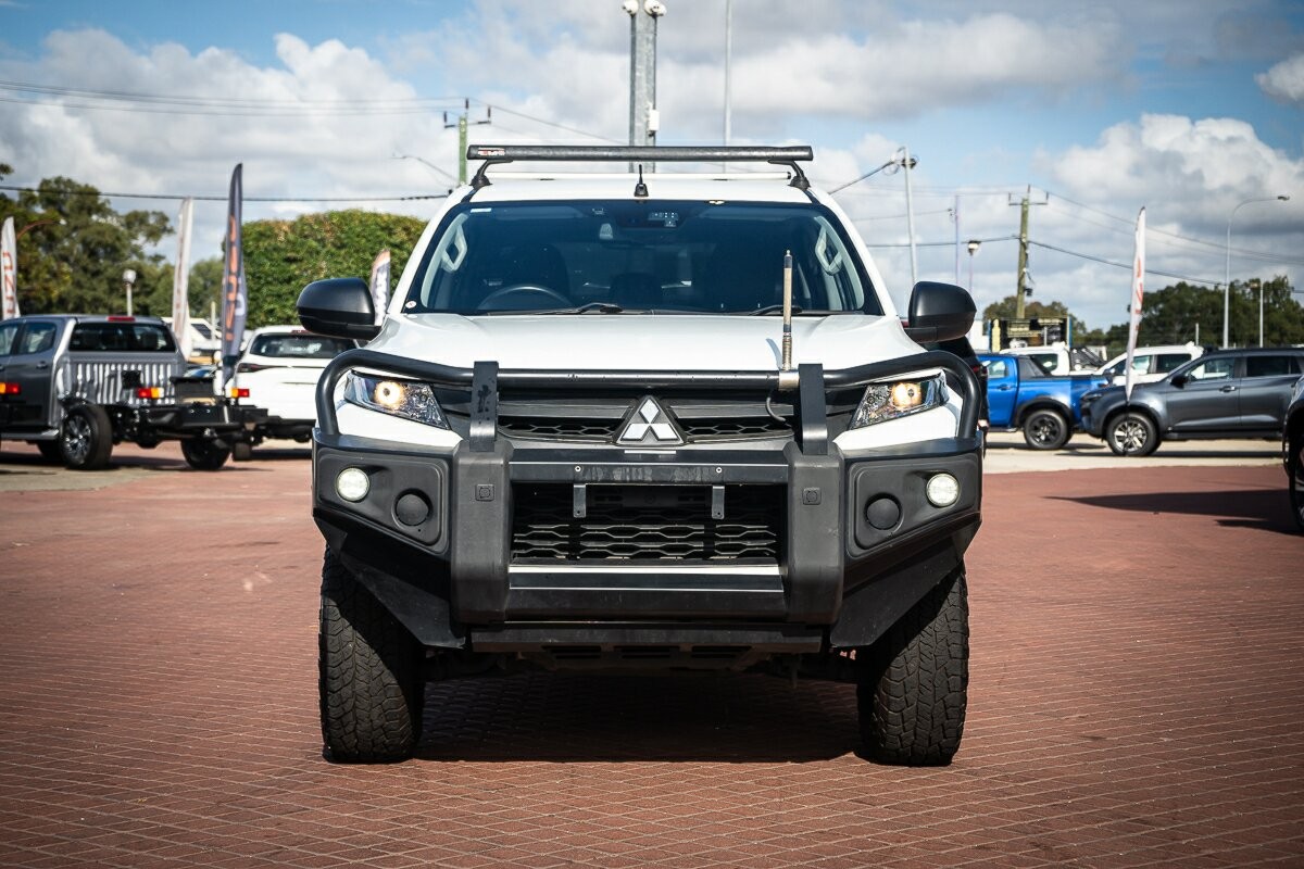 Mitsubishi Triton image 2