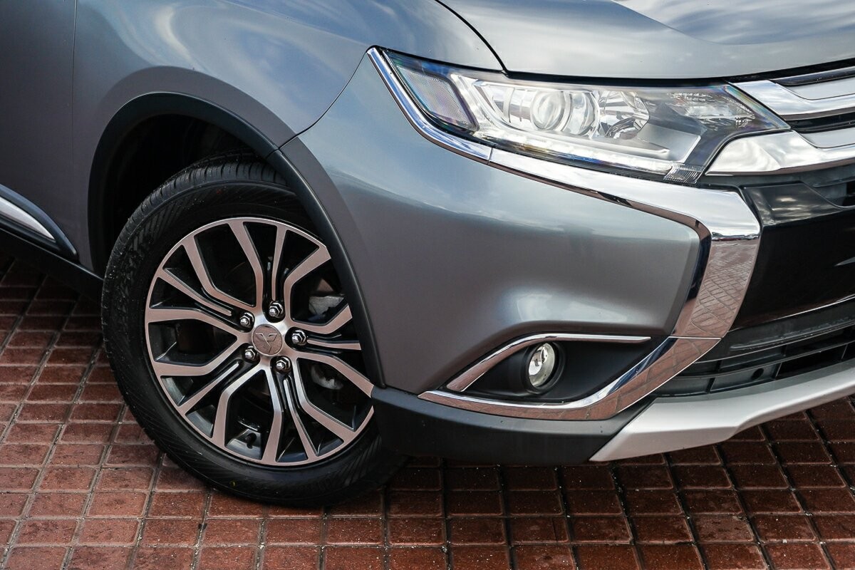 Mitsubishi Outlander image 2