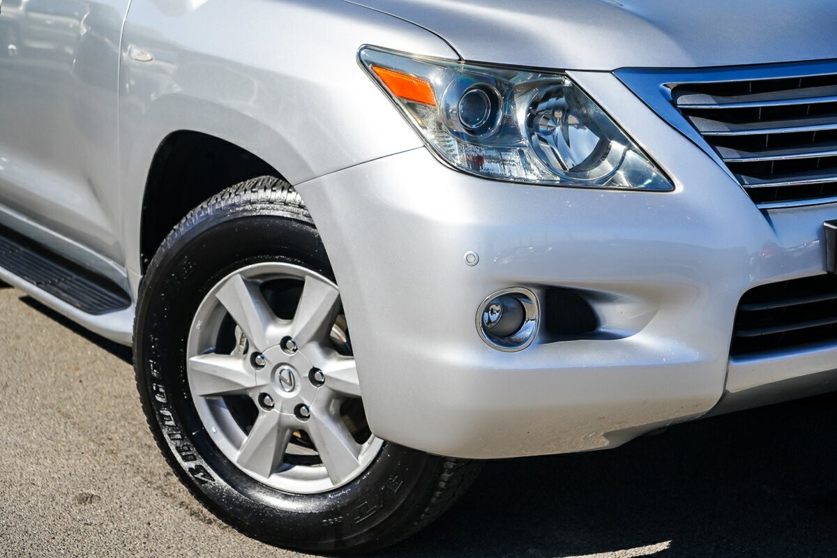 Lexus Lx image 2