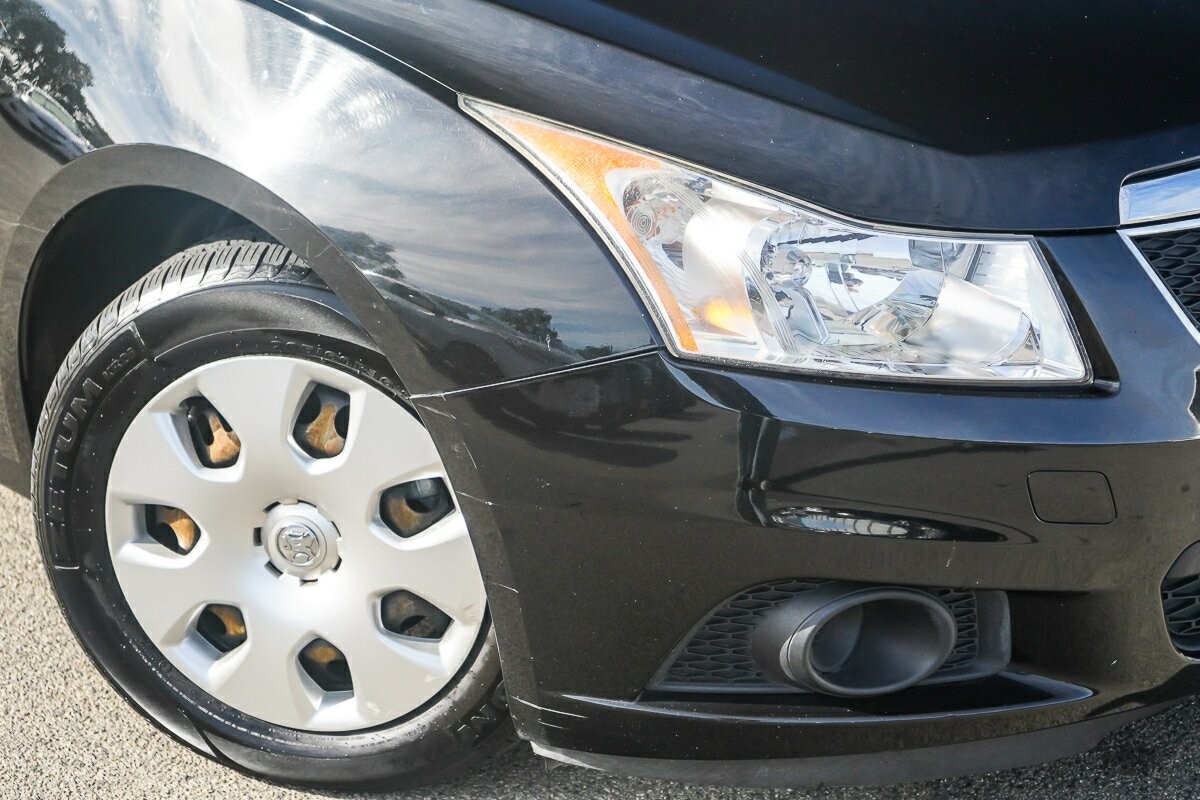 Holden Cruze image 2