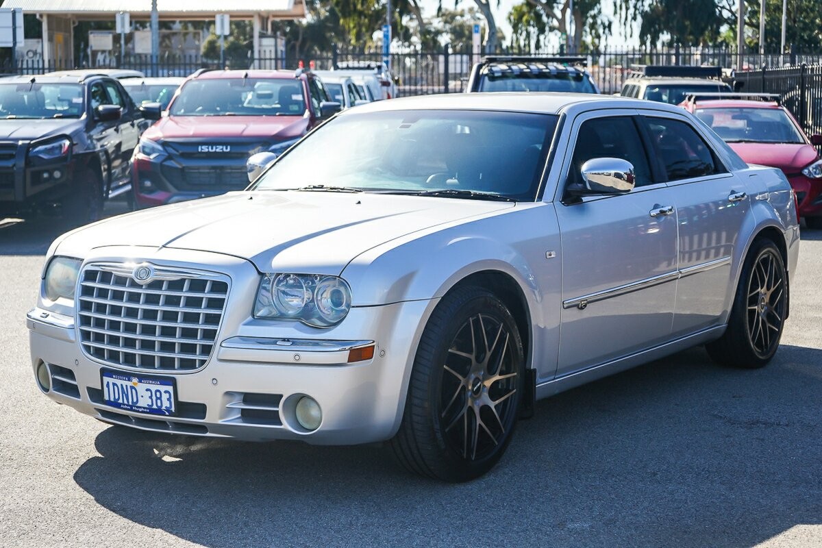 Chrysler 300c image 4