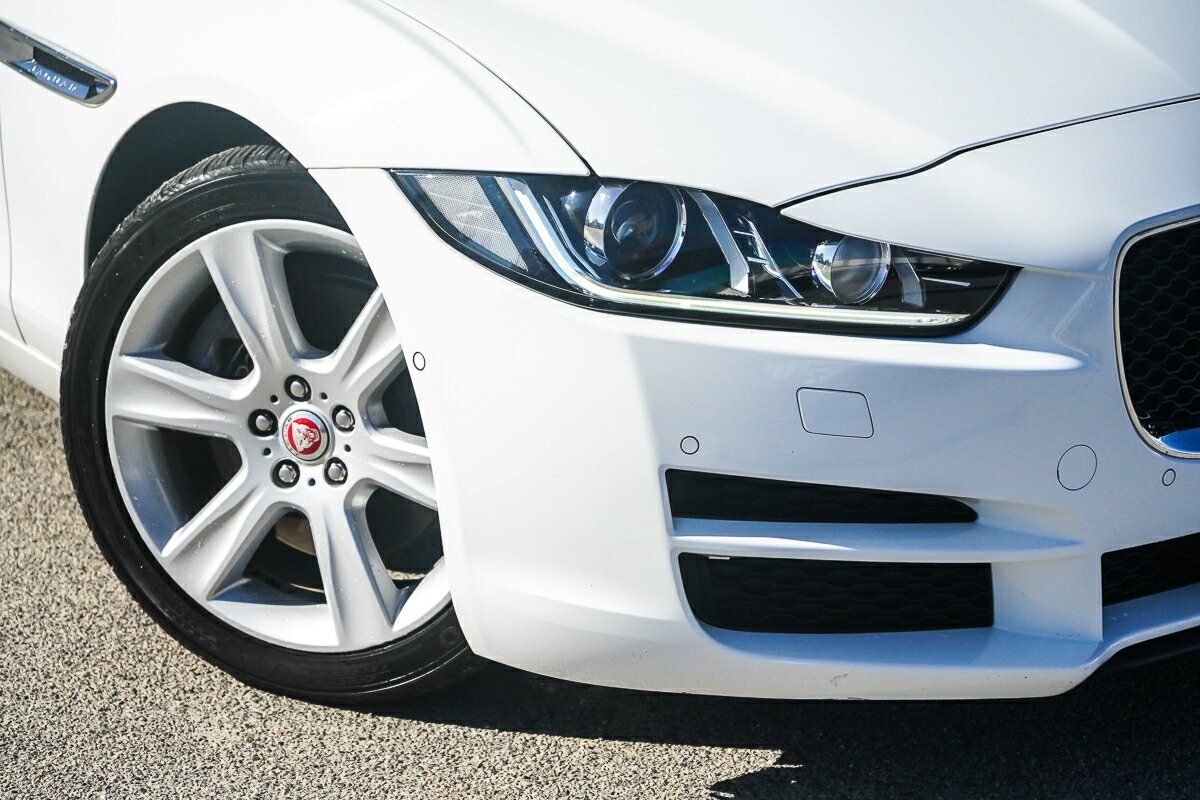 Jaguar Xe image 2