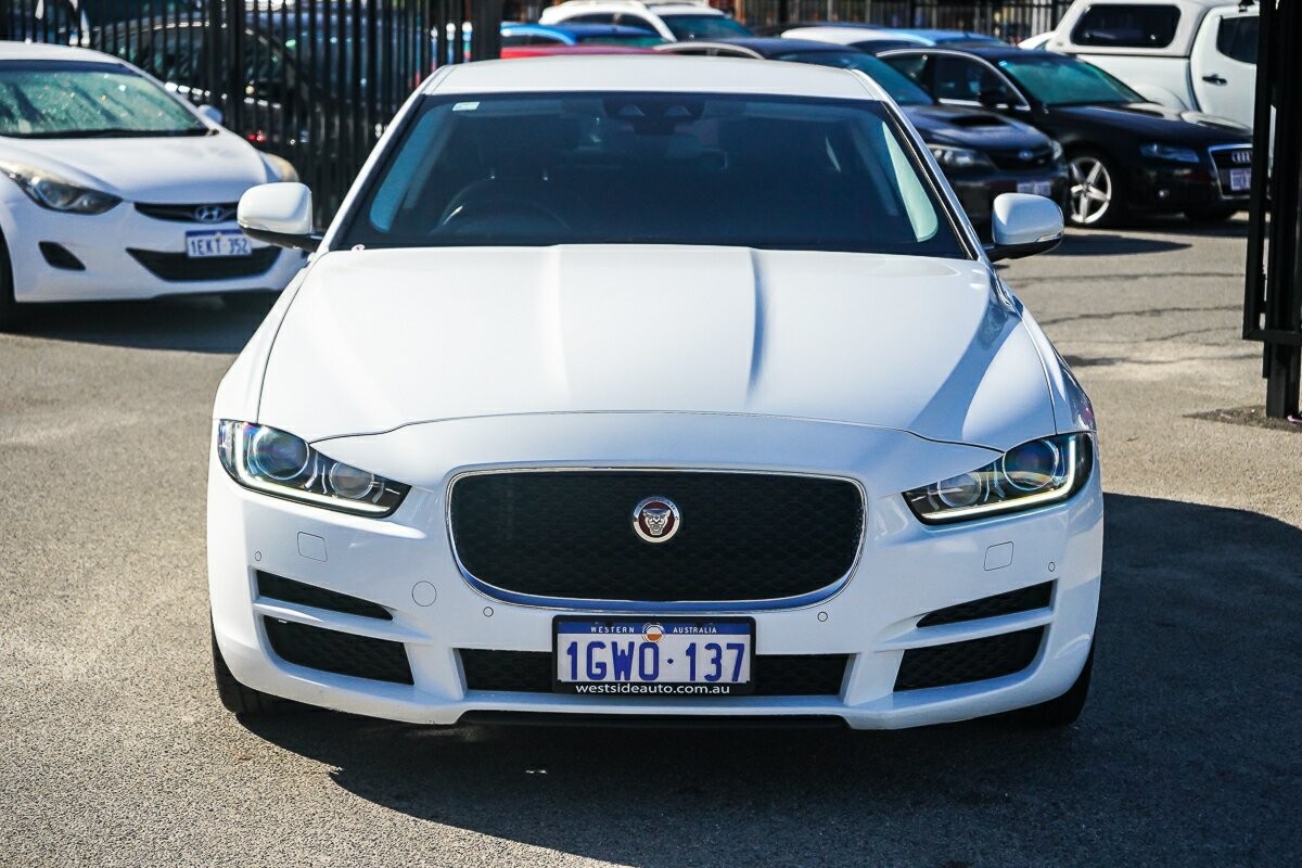 Jaguar Xe image 3