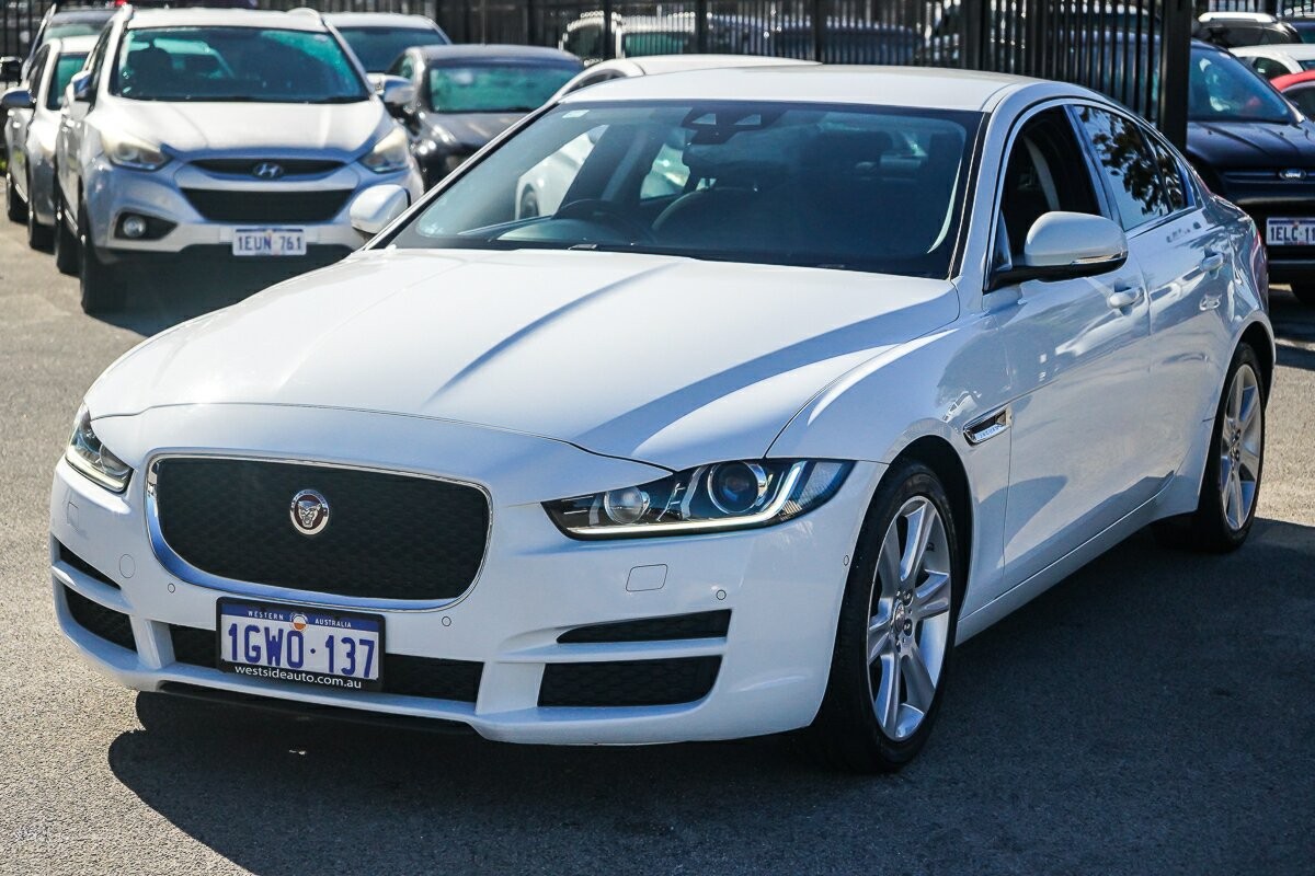 Jaguar Xe image 4