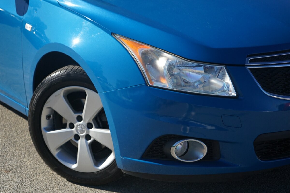 Holden Cruze image 2