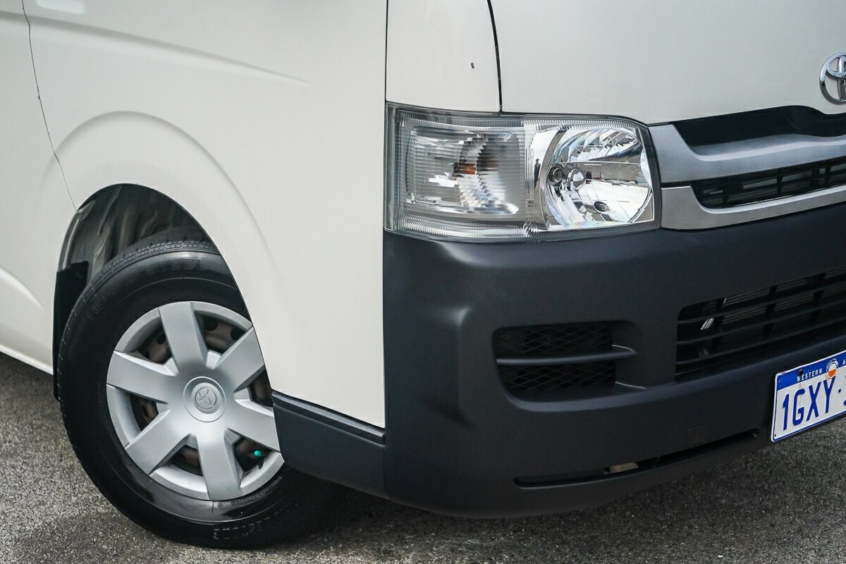 Toyota Hiace image 2
