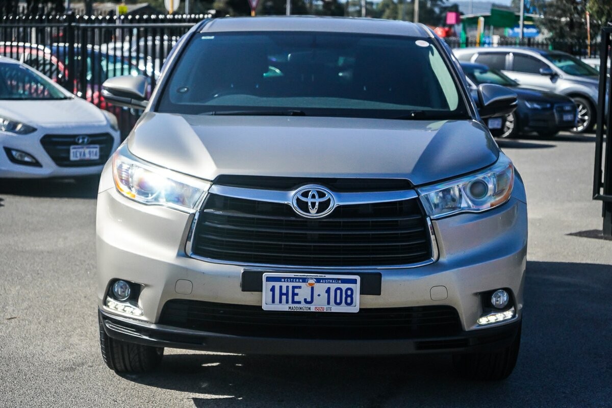 Toyota Kluger image 3
