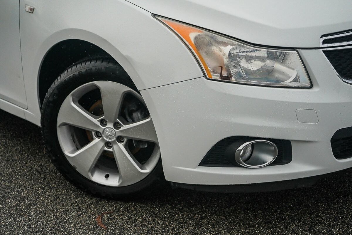 Holden Cruze image 2