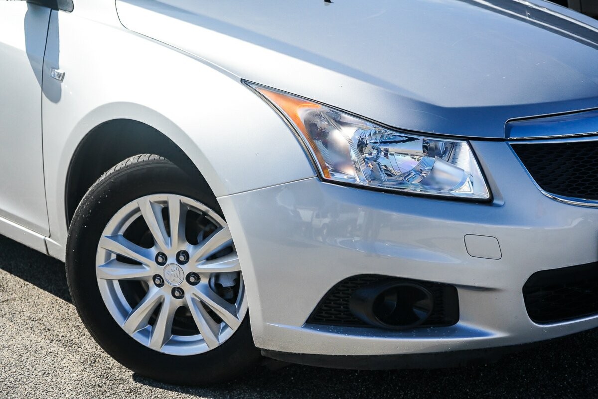 Holden Cruze image 2